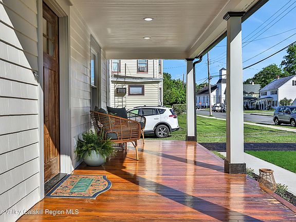 3rd image of 32 Borden Avenue