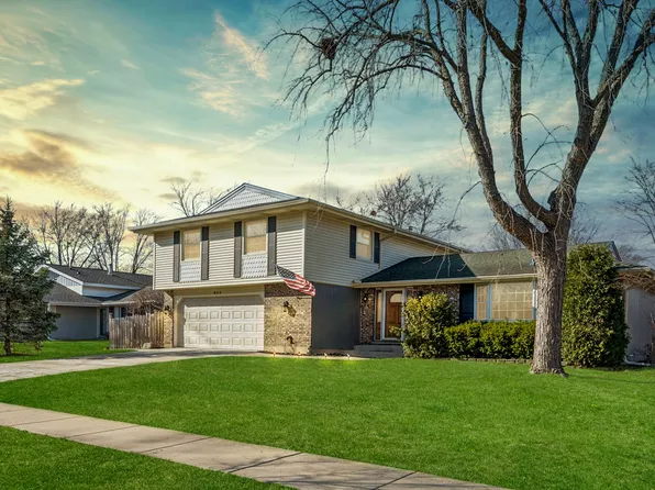 828 Harwich Ln, Schaumburg, IL 60194