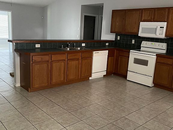4th image of 231 NE Granduer Ave