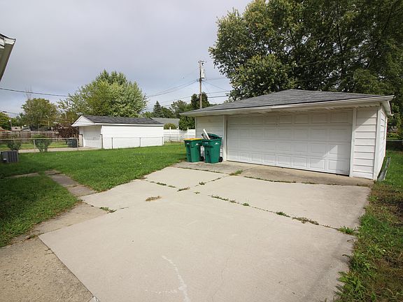 2nd image of 16265 Oakbrook St