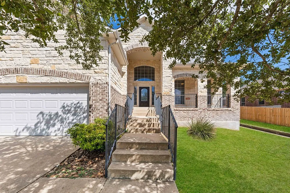 Spacious 4-Bed Home with Luxury Finishes in San Antonio 3,577 Sq Ft, Designer Kitchen, and Privat... — Photo 4