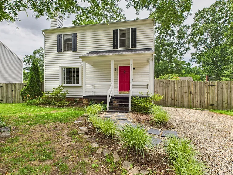 1917 Millsap Ln — Photo 2