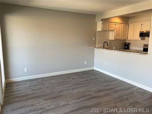 5th image of 907 Crawford Dr #206
