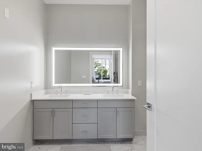 925 N Fairfax St #102 — Photo 7