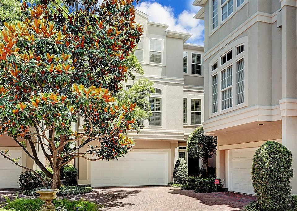 Beautiful West U patio home situated in the back corner of this private courtyard - a prime location.