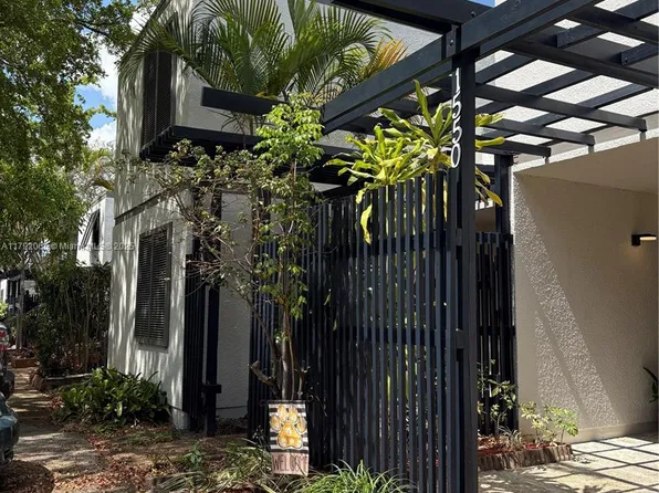 1550 E Golfview Dr, Pembroke Pines, FL 33026