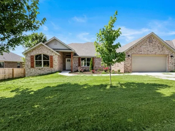 705 W Foothills Dr, Fayetteville, AR 72701