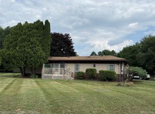 679 Menominee Dr, Howell, MI 48843