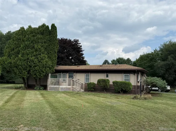679 Menominee Dr, Howell, MI 48843