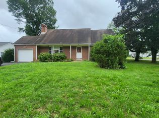 16 Raymond Rd, Woodbridge, CT 06525