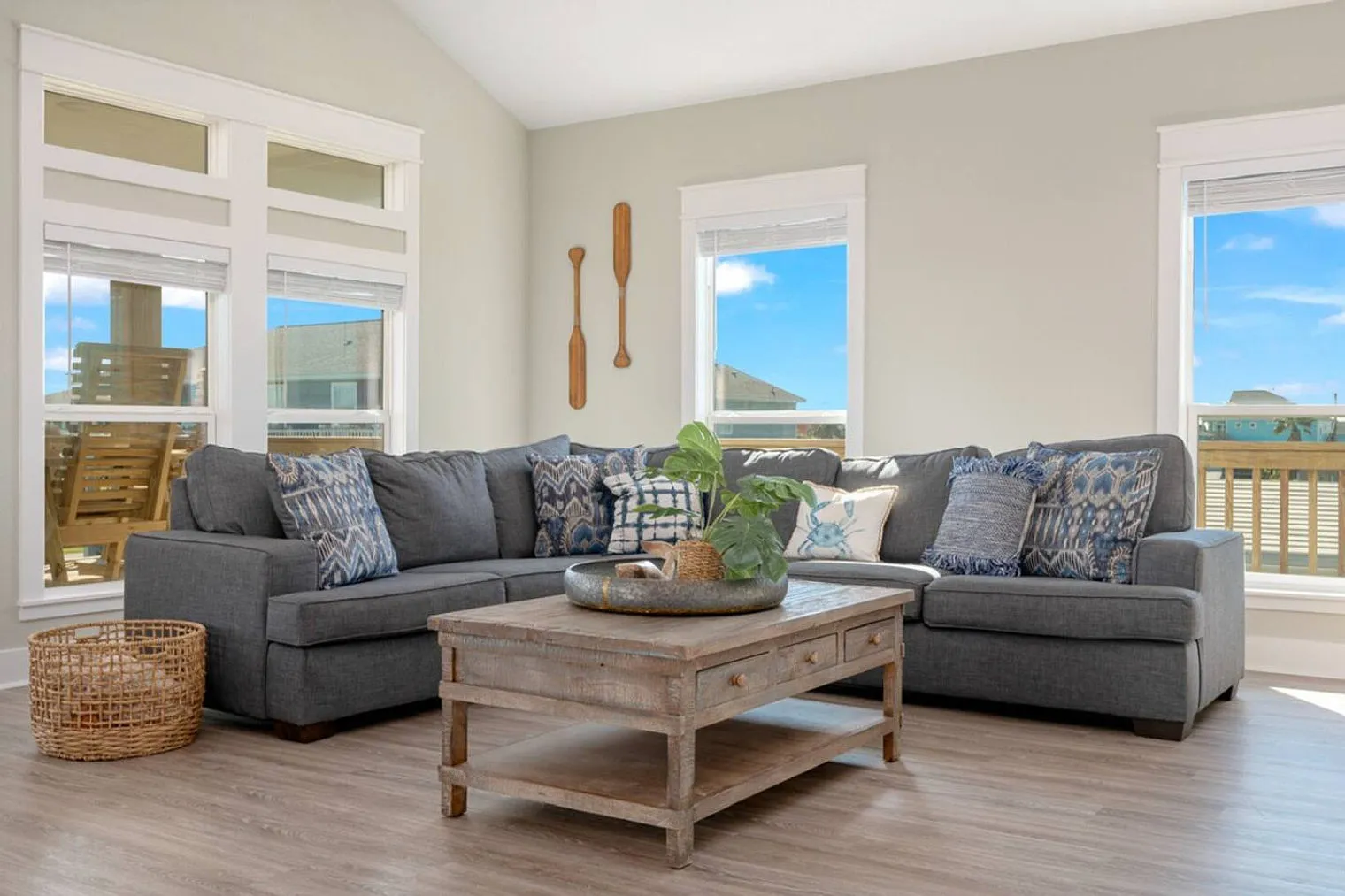 3 bed, 2.0 bath, 1571 sqft, $2,925 — Photo 2