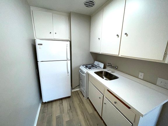 4th image of 3340 E 2nd St #6