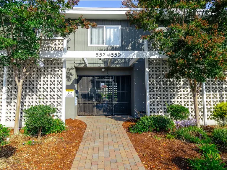 Garden Court Apartments — Photo 1