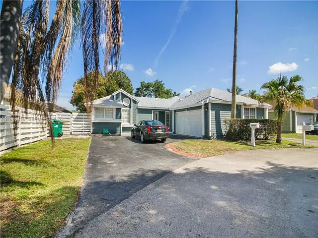 10135 SW 139th Pl — Photo 1
