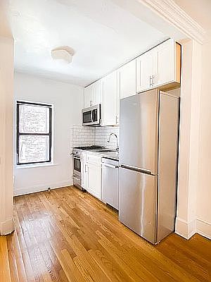 4th image of 113 1/2 W 15th St APT 1E