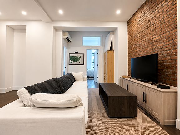 4th image of 163 W 71st St APT 3R