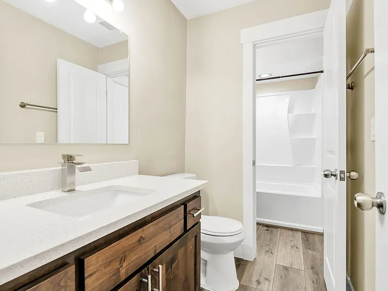 Cape Lee Apartments 2 & 3 Bedroom 1 Bathroom units — Photo 18