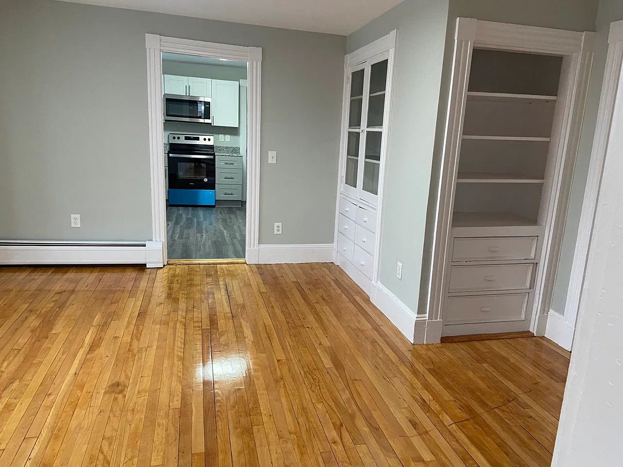 3 bed, 1000 sqft, $1,700 — Photo 3