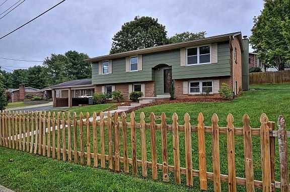 3rd image of 900 Oakstone Dr