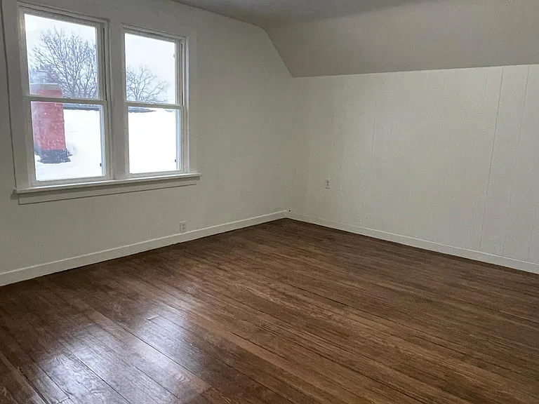 254 Eldred St — Photo 9