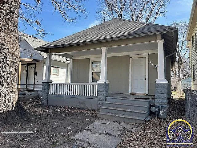 216 SE Lake St — Photo 1
