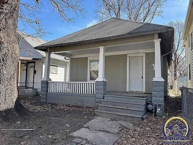 1st image of 216 SE Lake St