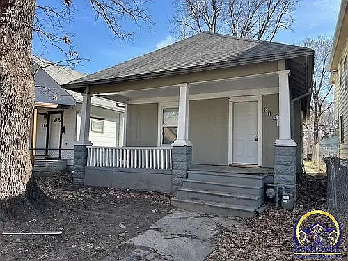 216 SE Lake St Photo 1