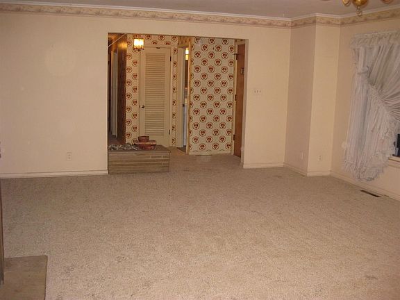 4th image of 5654 Rosewood Ave