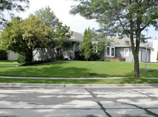 671 Fox Run Dr, Saukville, WI 53080
