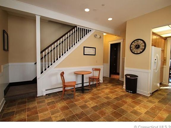 5th image of 292 Coram Ave