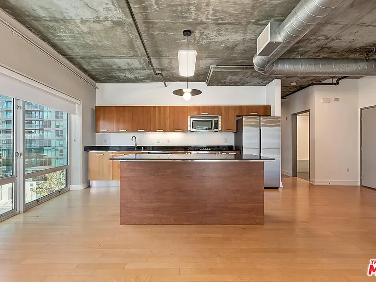 645 W 9th St #500 — Photo 3