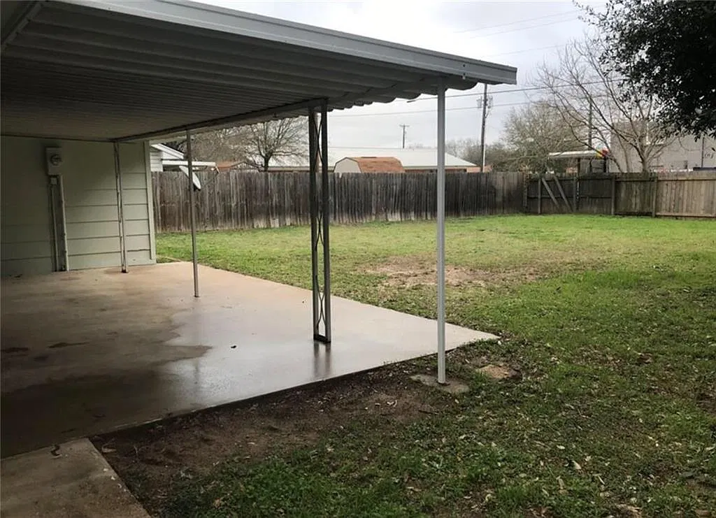 3 bed, 2.0 bath, 1094 sqft, $1,300 — Photo 4