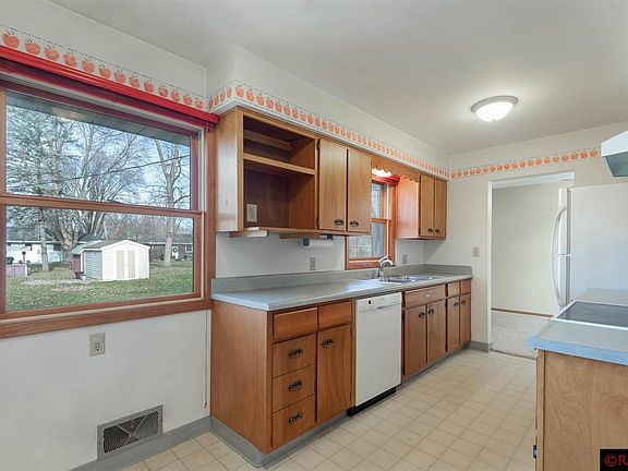 5th image of 144 E Welcome Ave