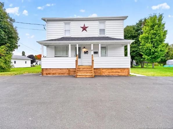 17 Dover St, Campbellton, NB E3N 1P4