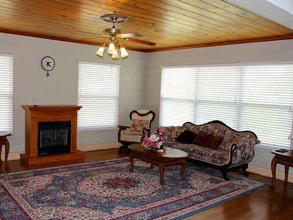 4th image of 881 Oleander Dr SE