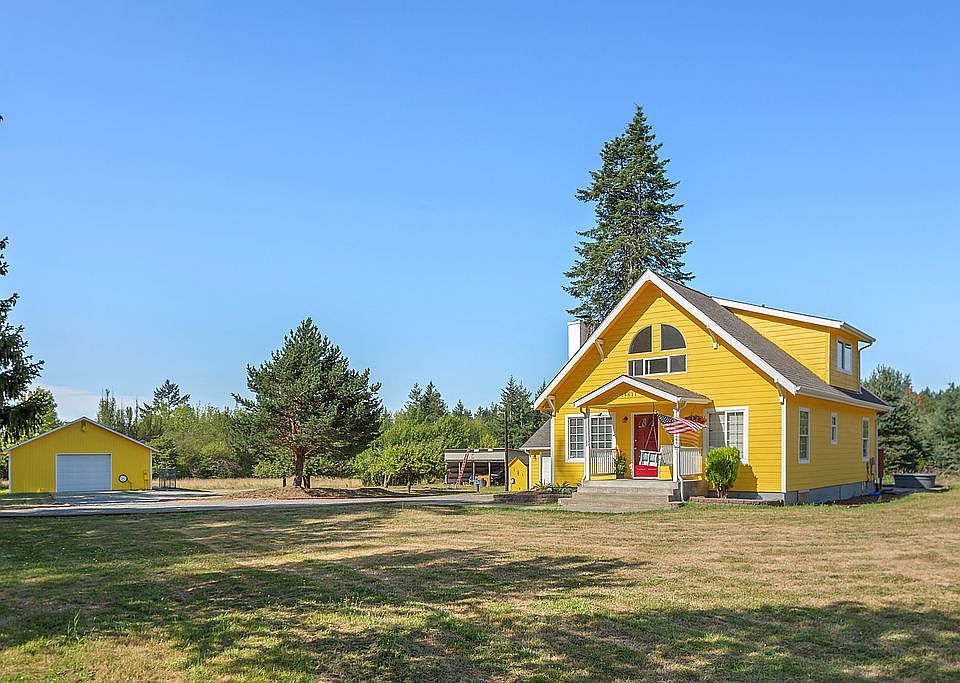 1901 Farmhouse on 4 acres.