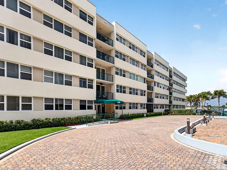 1236 Hillsboro Mile Bch #406 — Photo 3