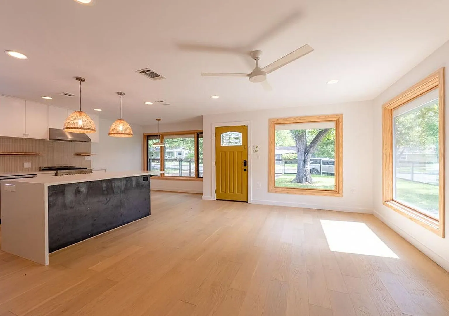 Discover Modern Living: Stylish Home with Gourmet Kitchen, Luxurious Suite, & Versatile Studio Sp... — Photo 4