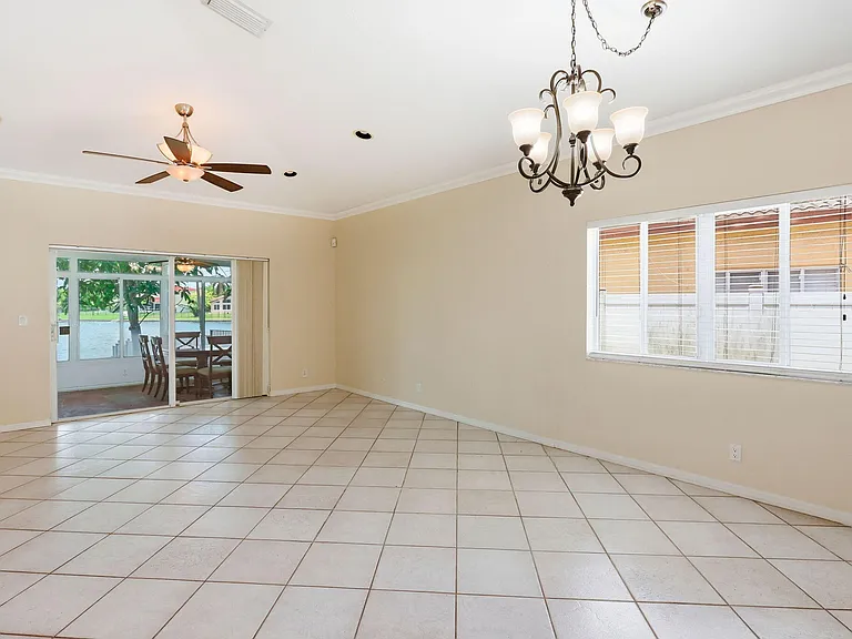 1343 SW 44th Ter — Photo 6