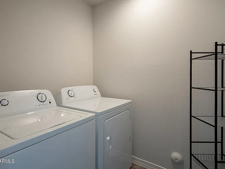 809 W Raymond St — Photo 12