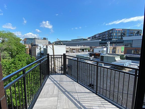 3rd image of 1050 W Cornelia Ave #4S