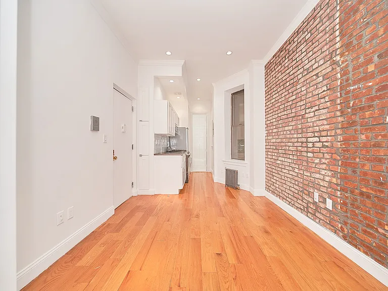 325 E 83rd St #1B — Photo 1