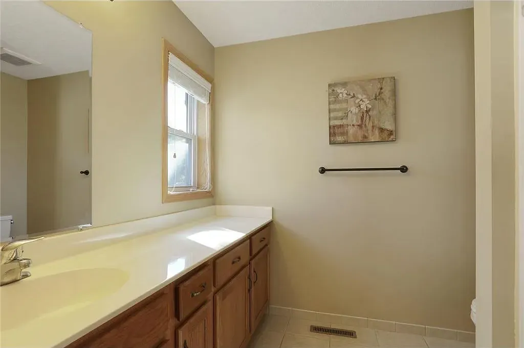 3 bed, 2.5 bath, 2484 sqft, $3,000 — Photo 1