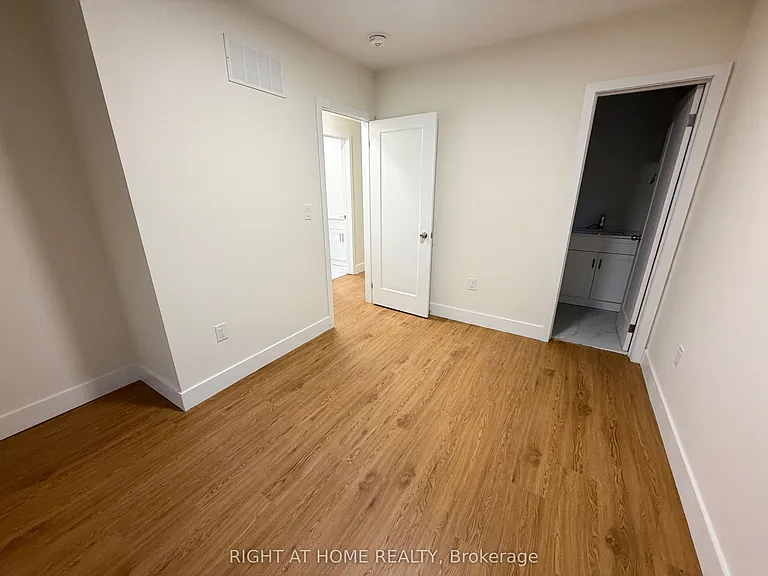 300 S Kingsway #UPPER — Photo 9