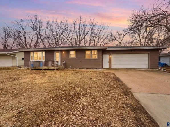 1916 E Sylvan Cir, Brandon, SD 57005
