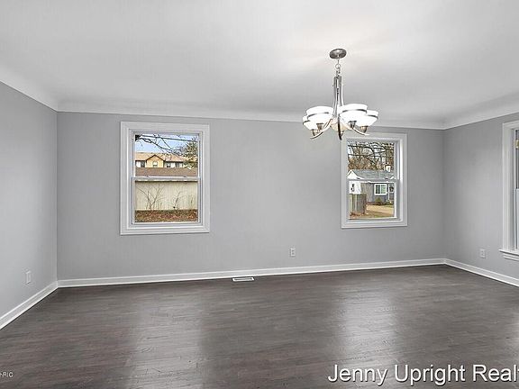3rd image of 604 Buist St SW