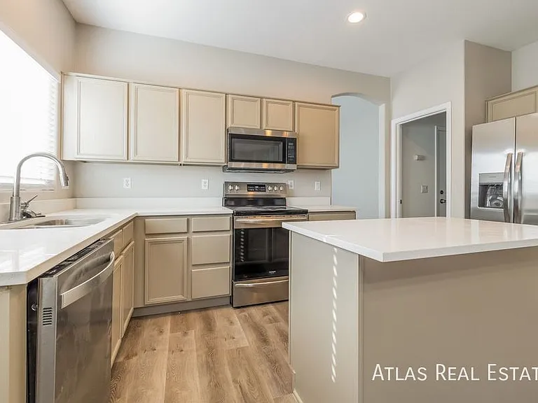 3810 E Waterman St — Photo 8