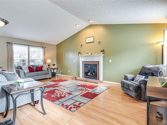 4th image of 748 Whippoorwill Ln