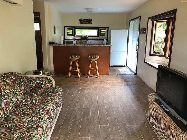 Ohana Studio Room with Private Bath, Fully Equipped Kitchen, and Queen Sofa Bed Downstairs