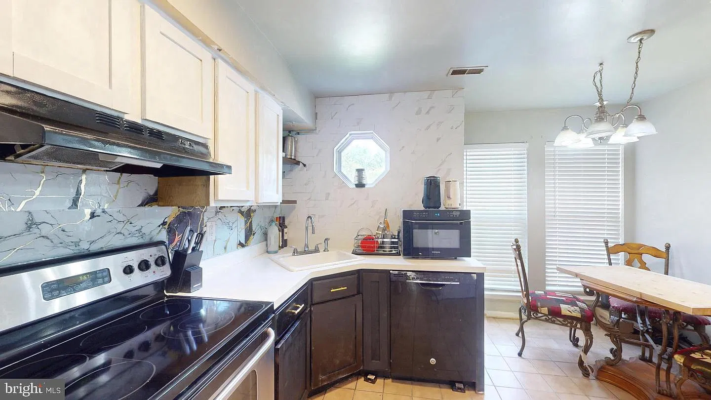 2 bed, 2.5 bath, 1358 sqft, $2,000 — Photo 1
